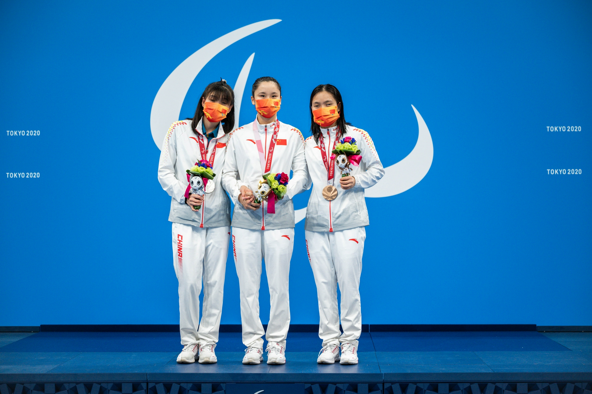 冠军蔡丽雯(中),亚军王欣怡(左)和季军李桂芝在颁奖仪式上合影.