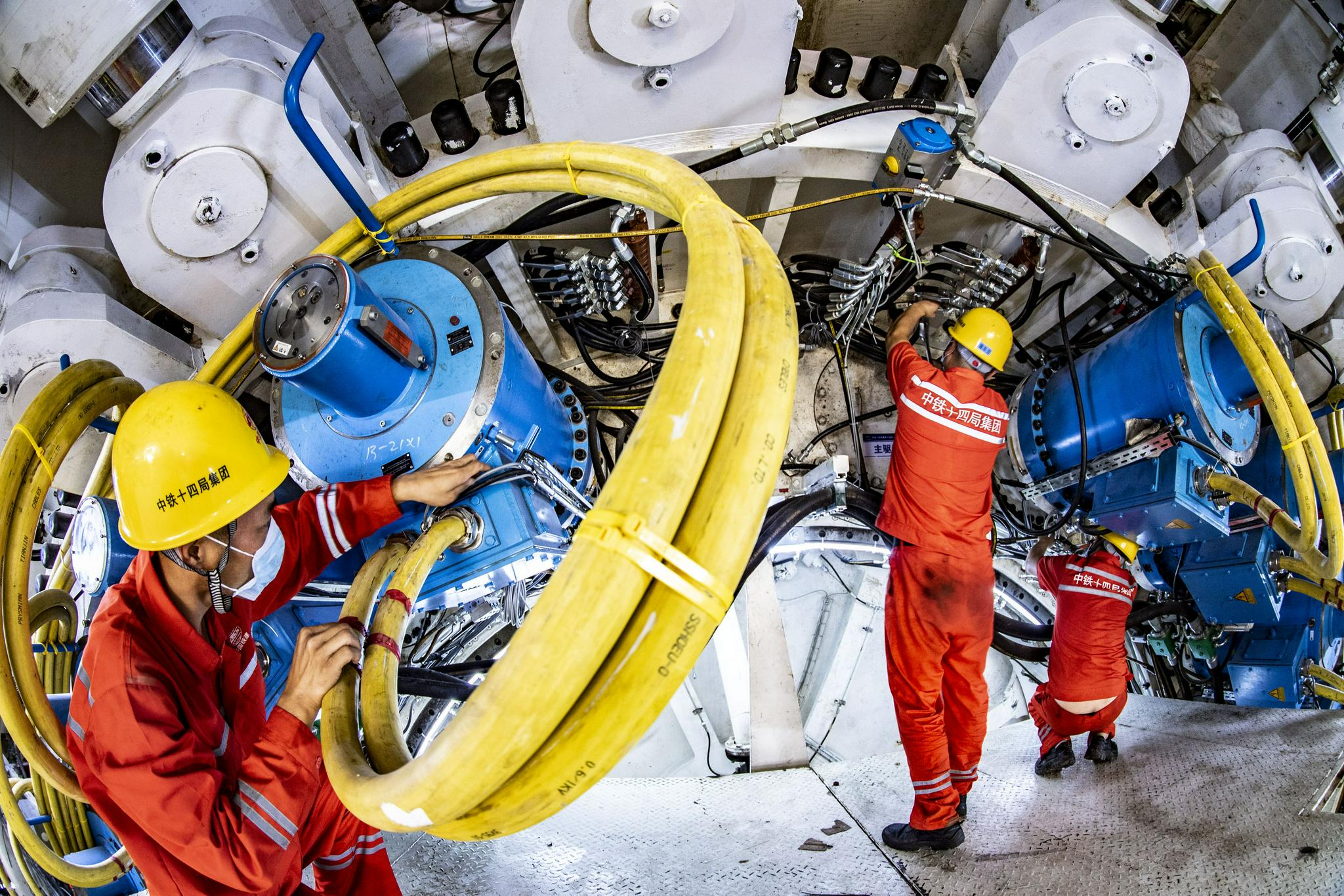 图为8月26日,工程技术人员在对盾构机进行调试.