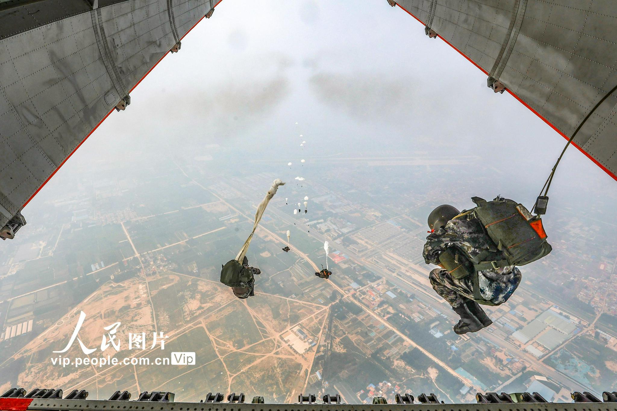 某特战旅组织伞降训练|特战|训练|跳伞_新浪新闻