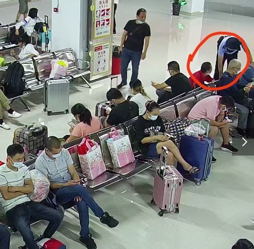 多大的瘾？男子在火车站有椅子不坐蹲地上玩两台手机，民警发现他正干这事，拘留！休闲区蓝鸢梦想 - Www.slyday.coM