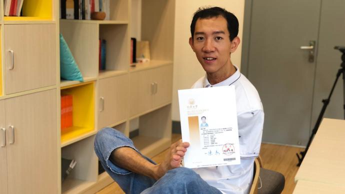 "无臂男孩"彭超赴同济大学新生报到,用脚书写灿烂人生!
