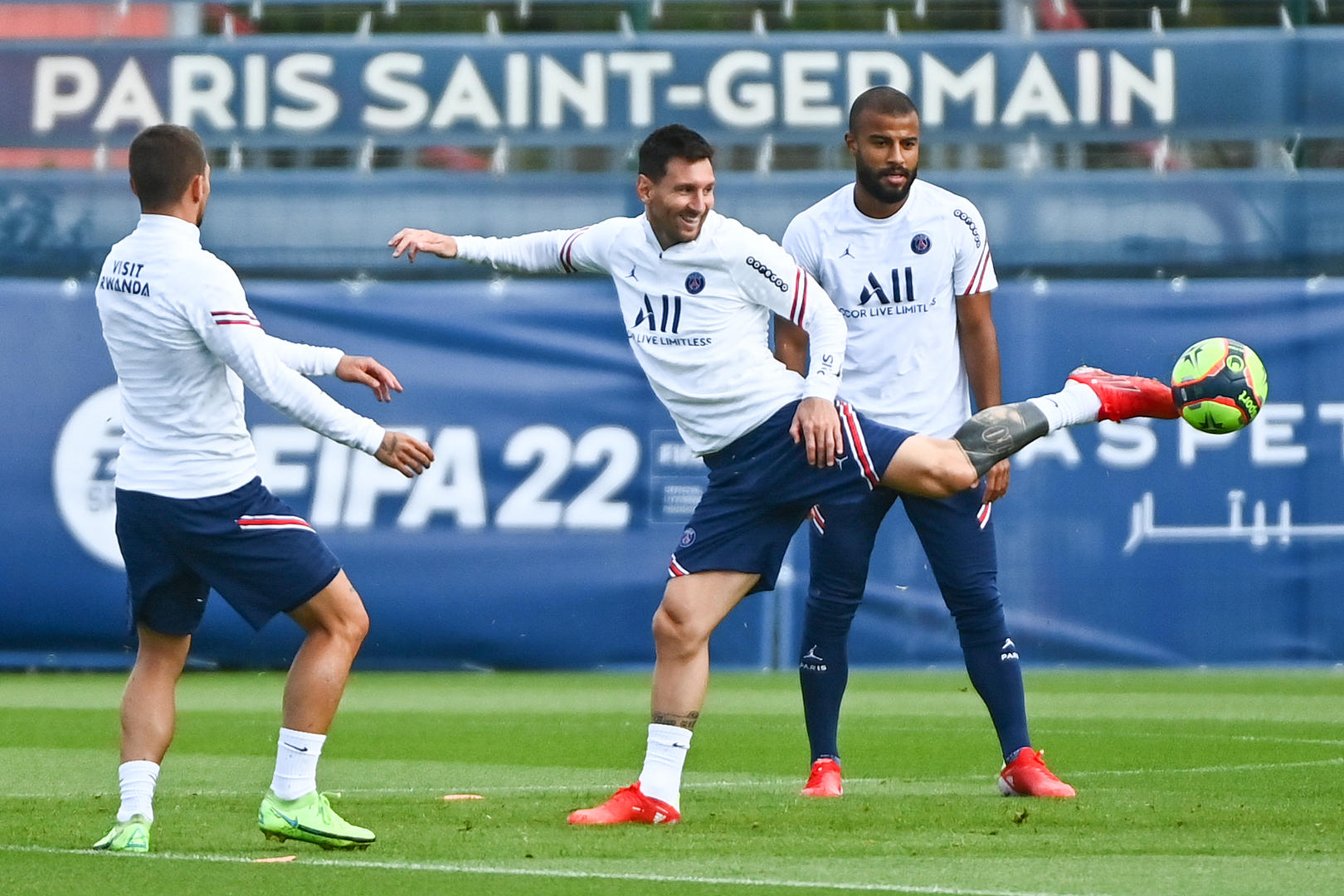 梅西主动请战，今夜有望法甲首秀 “替补出场几分钟都行”休闲区蓝鸢梦想 - Www.slyday.coM