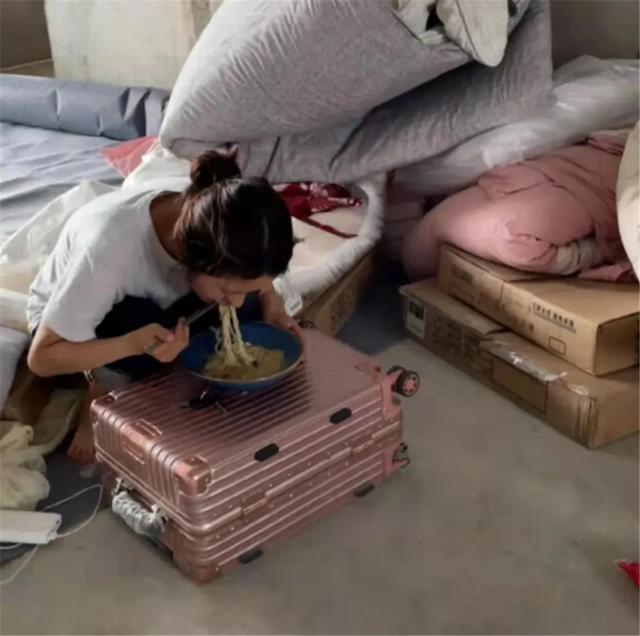 95后江苏女孩用10年积蓄，买下120㎡毛坯房，为省钱不装修直接住休闲区蓝鸢梦想 - Www.slyday.coM