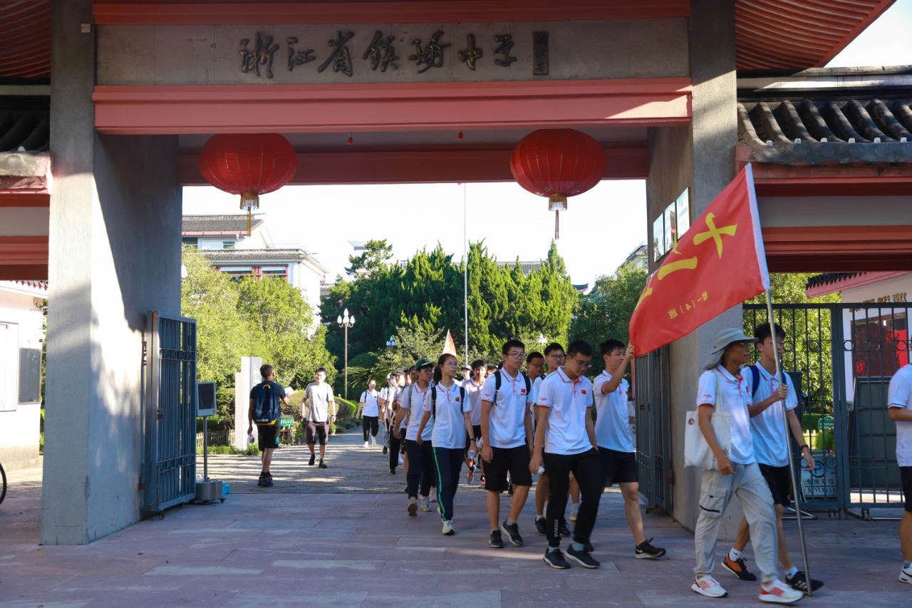 让家国情怀根植于心镇海中学这场新生拉练锻炼体魄更历练精神