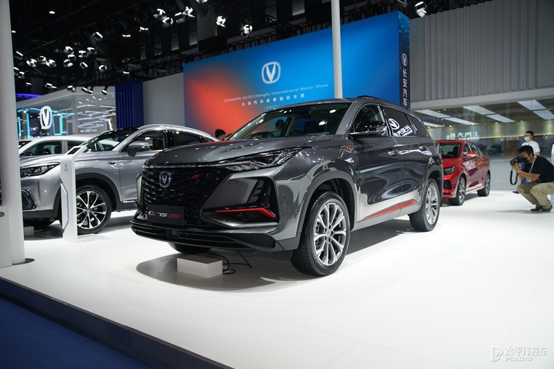 2021成都车展:新款长安cs75 plus亮相