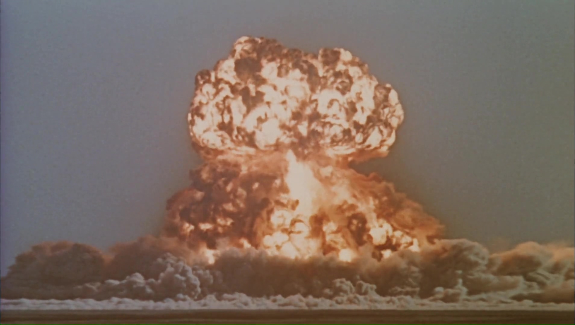 《横空出世》里我国第一颗原子弹在罗布泊上空成功爆炸的画面