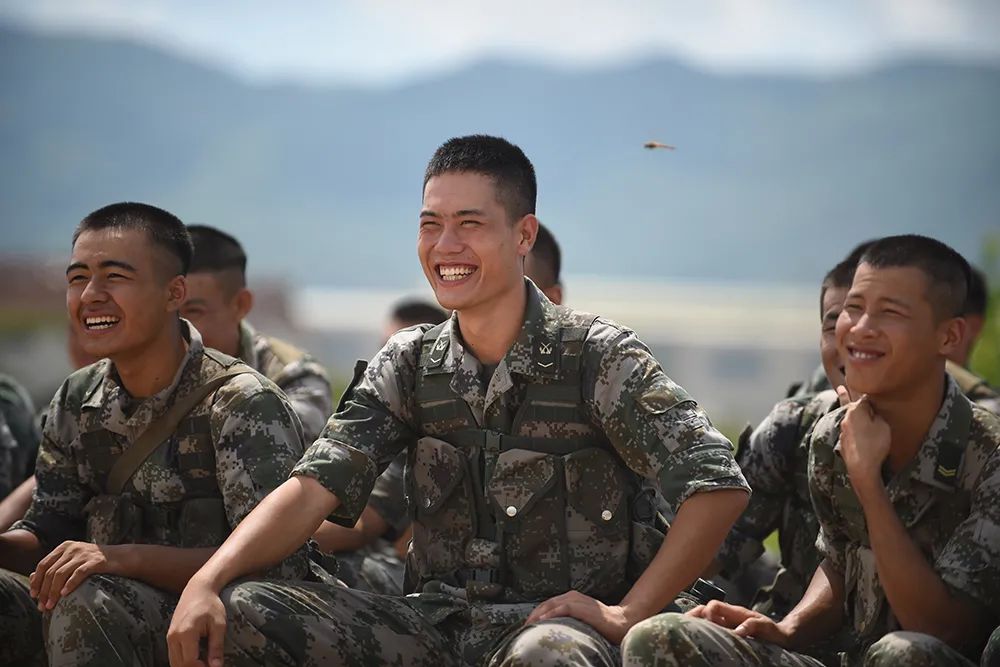 幸福感爆棚文艺轻骑兵闪现驻训场