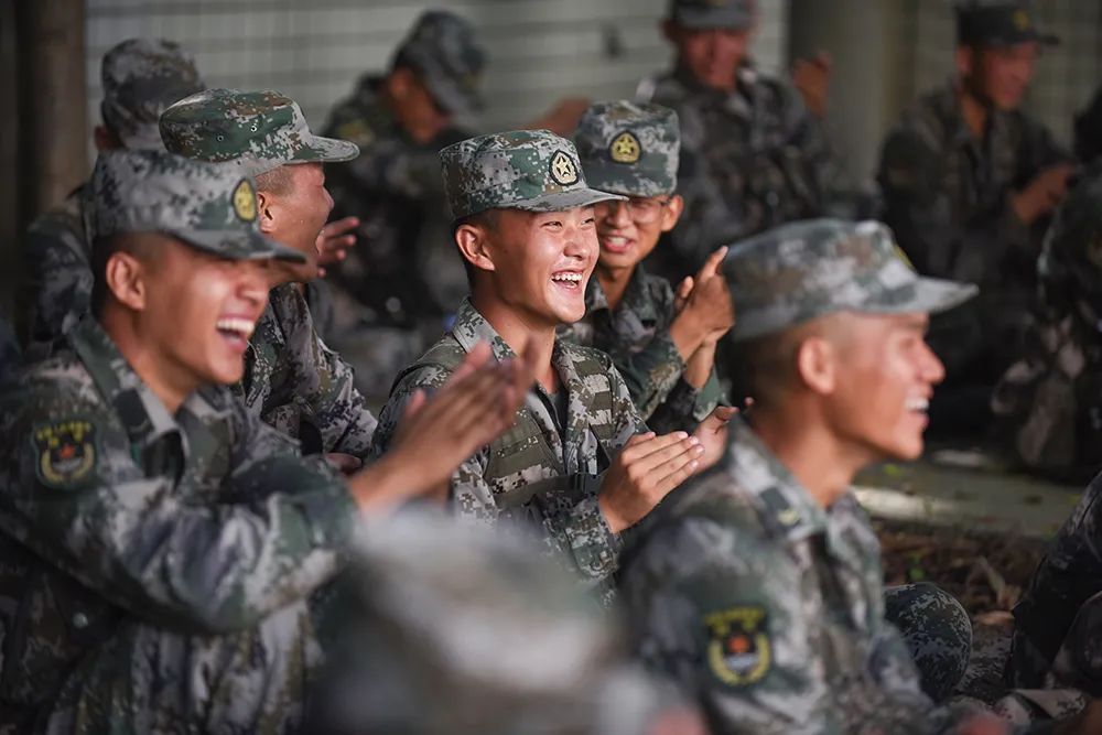 幸福感爆棚文艺轻骑兵闪现驻训场