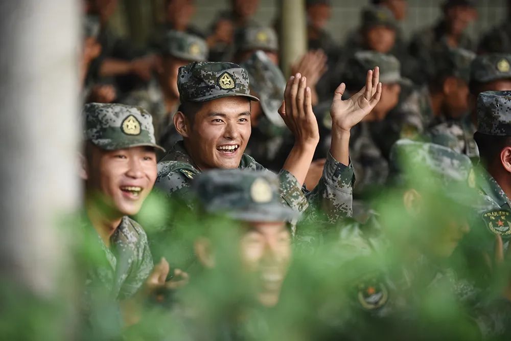 幸福感爆棚文艺轻骑兵闪现驻训场