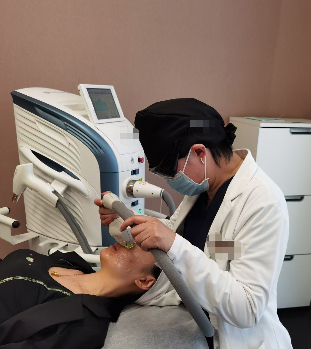 一位求美者正在做光子嫩肤治疗.受访者供图
