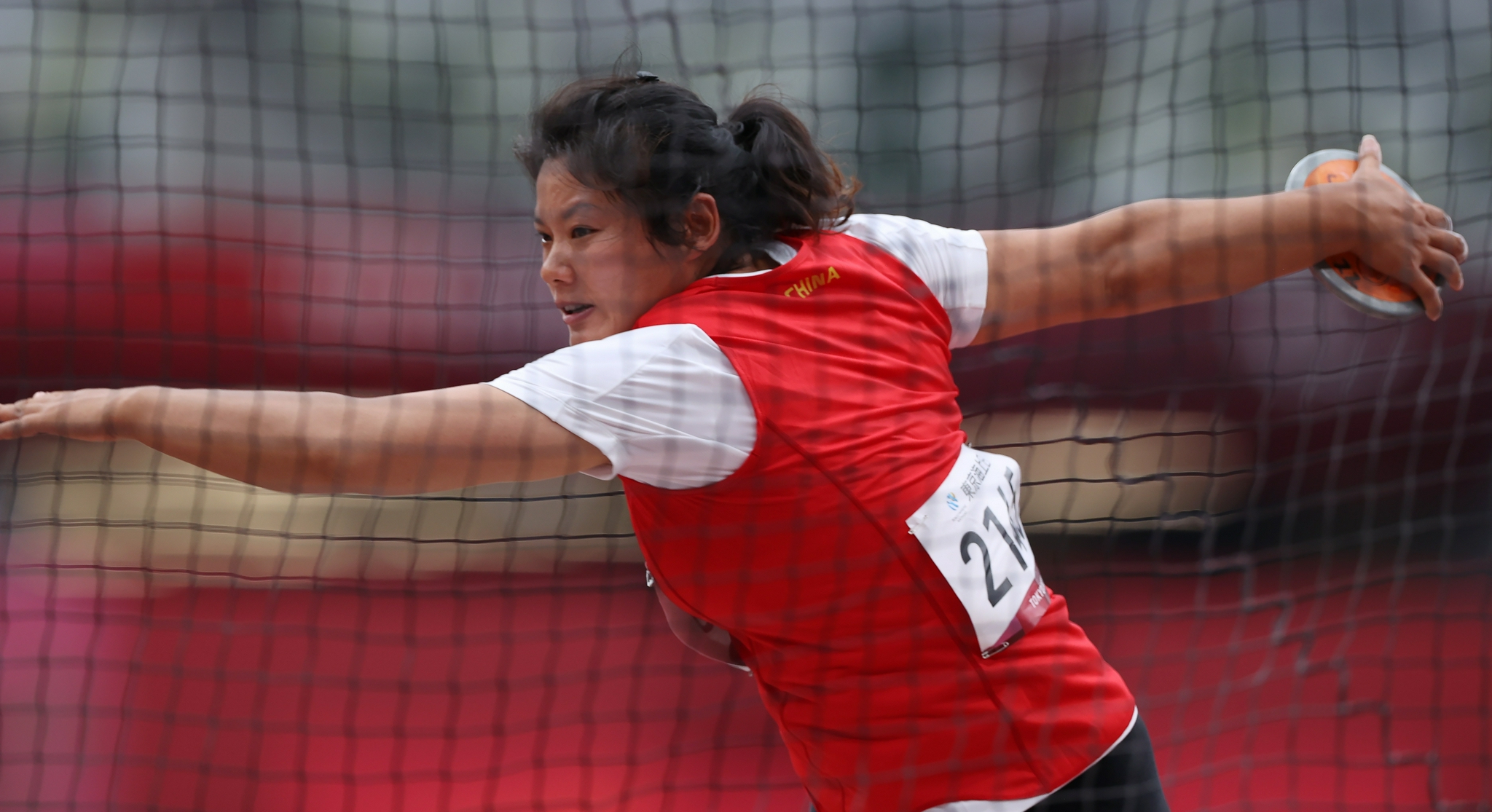 8月29日,中国选手姚娟(右)与杨月在比赛后庆祝.