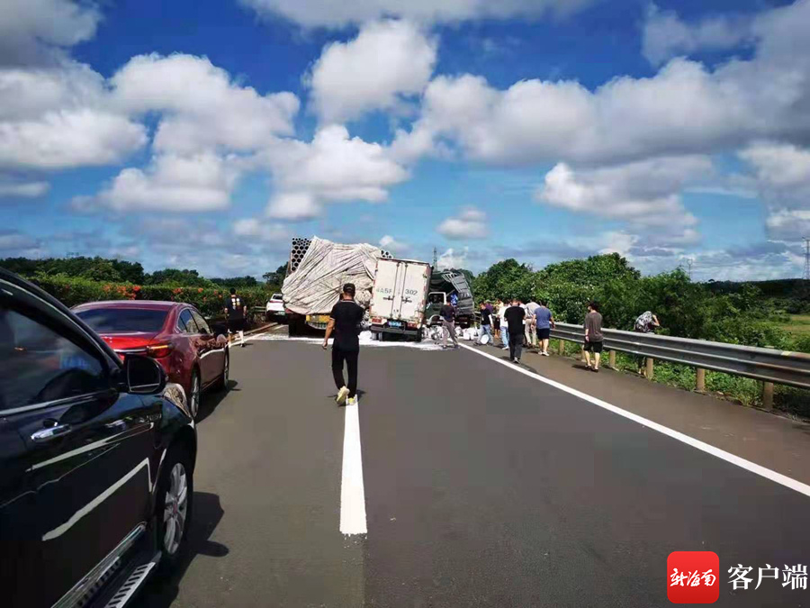 海南西线高速澄迈段四车相撞 塑料管和油漆散落一地