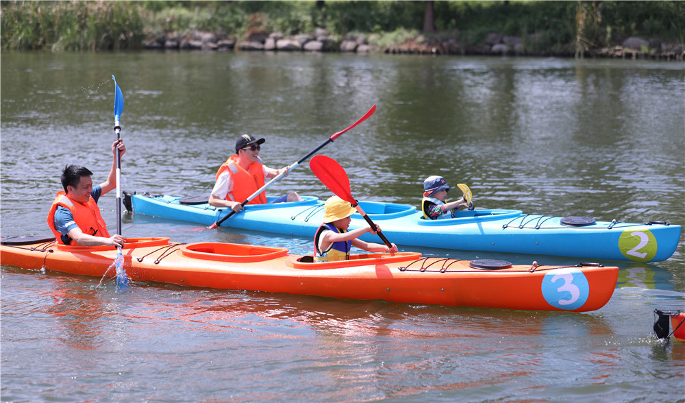 鉴湖江上竞相追逐 亲子皮划艇"浪"起来