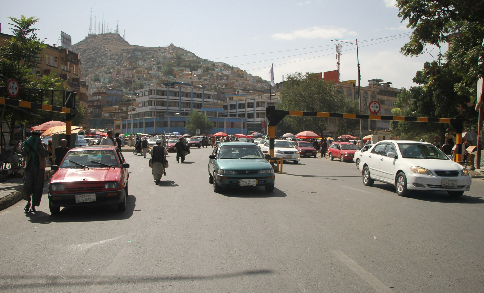 这是8月28日拍摄的阿富汗首都喀布尔街头的车辆.