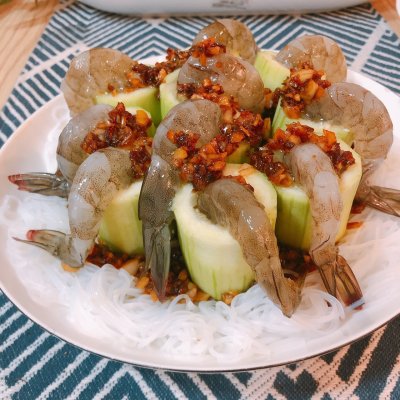 6,放入丝瓜和虾,淋上蒜蓉酱,蒸锅上气蒸五分钟即可7,出锅撒上葱花,淋