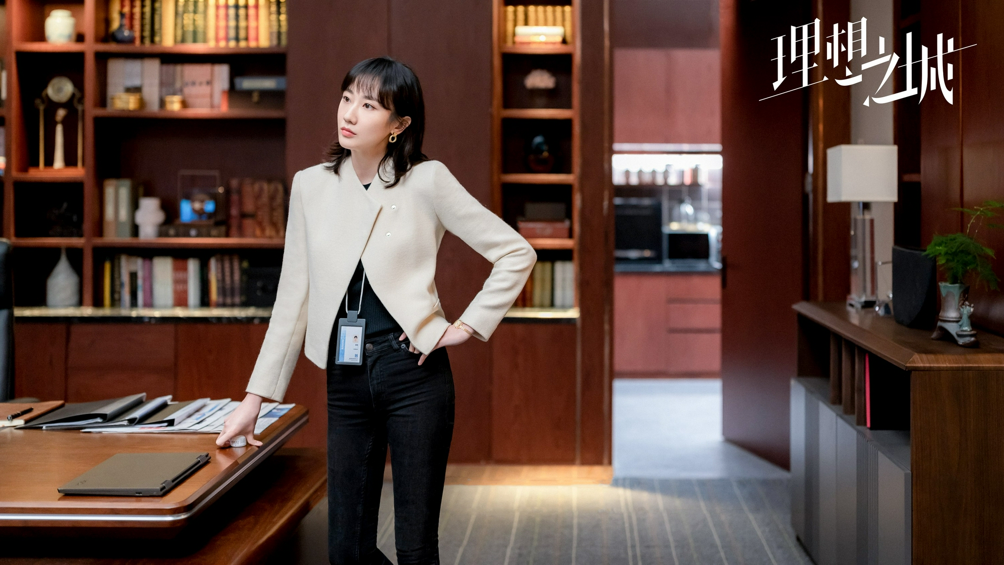 安冬在理想之城中化身行动派职场白领演技气质俱佳可塑性强