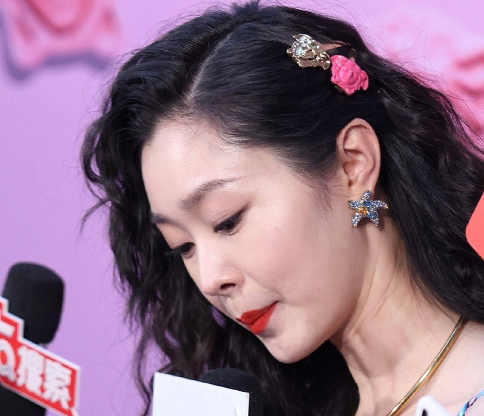 即使没有低头颈纹也很明显,不过宋轶也是真白啊,在镜头前自带磨皮