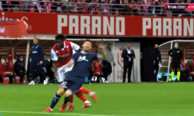 梅西大巴黎首秀：30分钟0球0助0过人，3次被放倒，惨遭对手锁脖休闲区蓝鸢梦想 - Www.slyday.coM