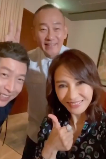 林保怡约上男友人吃饭聊天2个小时罕见与男友人开心自拍