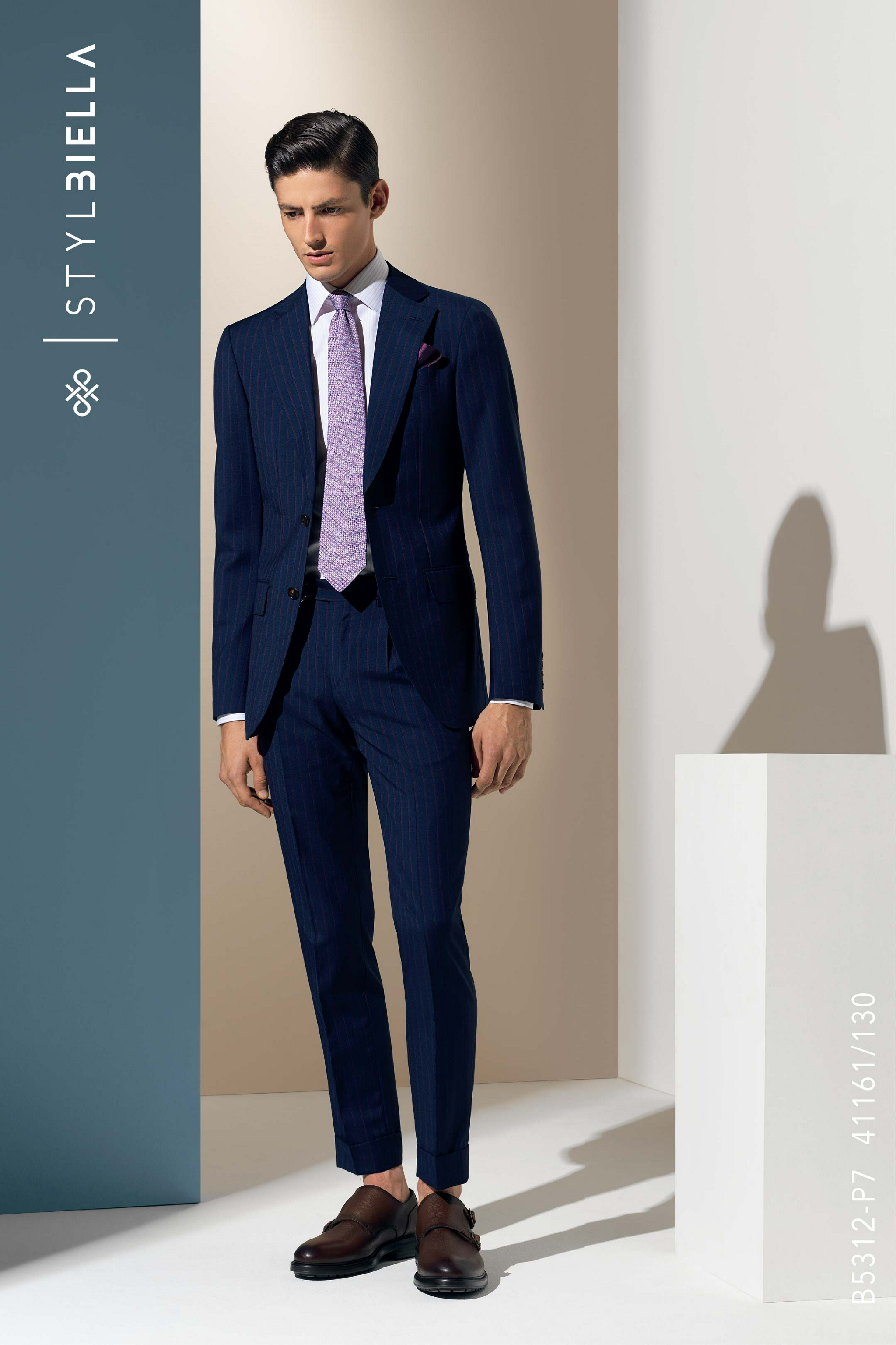 整套西服搭配衬衫皮鞋,就是经典的商务着装.