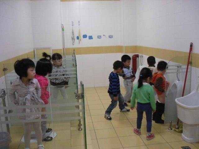 孩子为啥不在幼儿园大便家长了解原因后不忍心责怪老师和宝宝