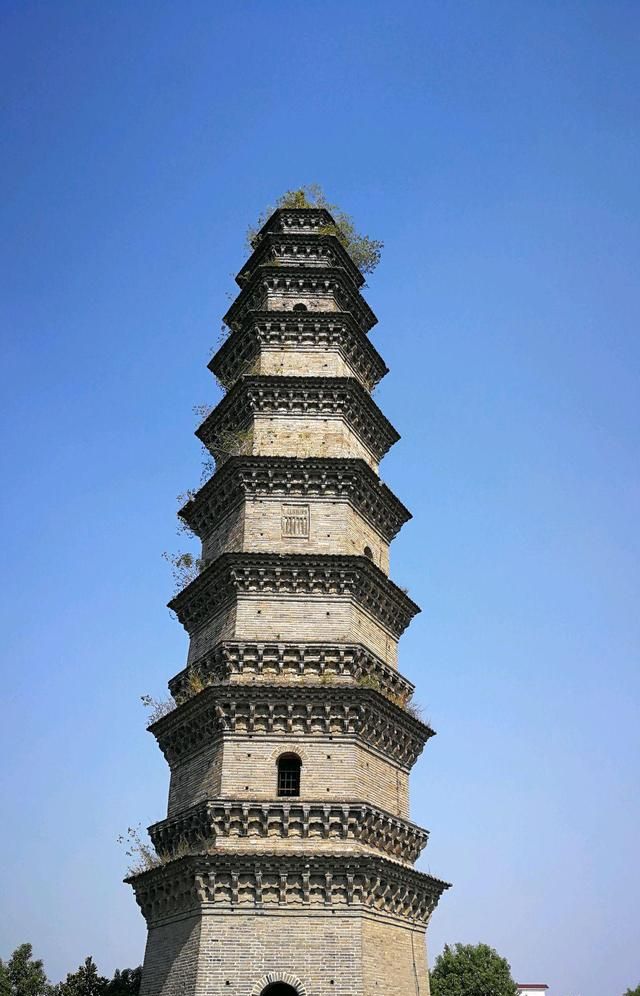 无为"黄金塔"是一座比较著名的古塔,霸气的名字,俊秀挺拔的身姿和散发
