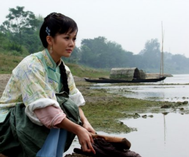 那么,在古装电视剧,我们总是看到人们到河边洗衣服的镜头,观察仔细的