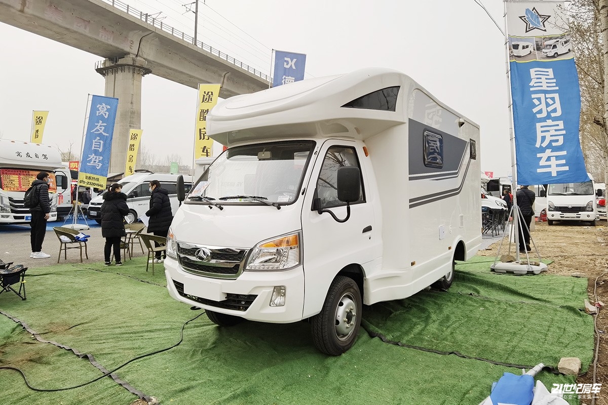 这是山东一家改装厂生产的房车,由北汽黑豹微卡底盘改装.