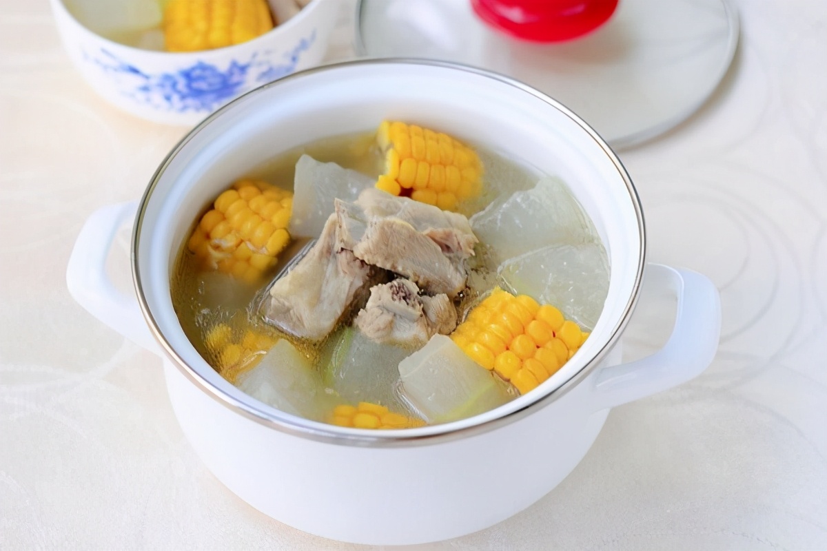 冬瓜排骨玉米汤,食材丰富营养全面,汁鲜柔嫩,喝一口就爱上
