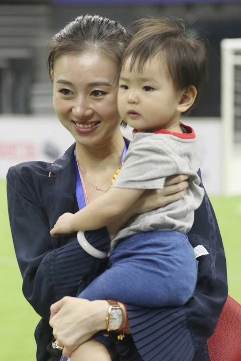 51岁范志毅却没有35岁的妻子养眼两人不仅差年龄气质也不同