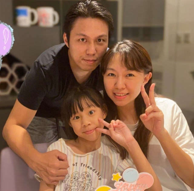 卓依婷晒全家福为女儿庆生8岁彤妹像极爸爸一家三口幸福相拥
