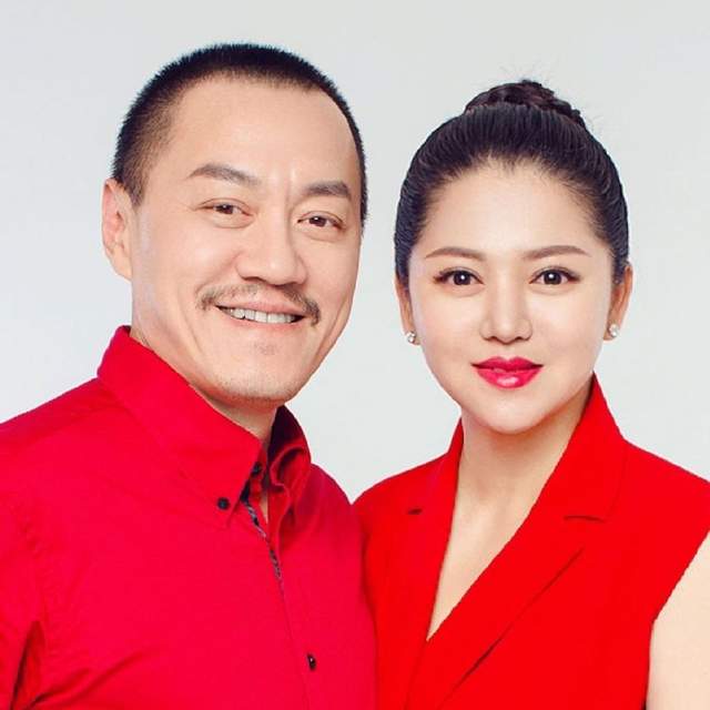 52岁雪村低调现身饭店双手搂腰美女毫不避嫌面色憔悴状态不佳