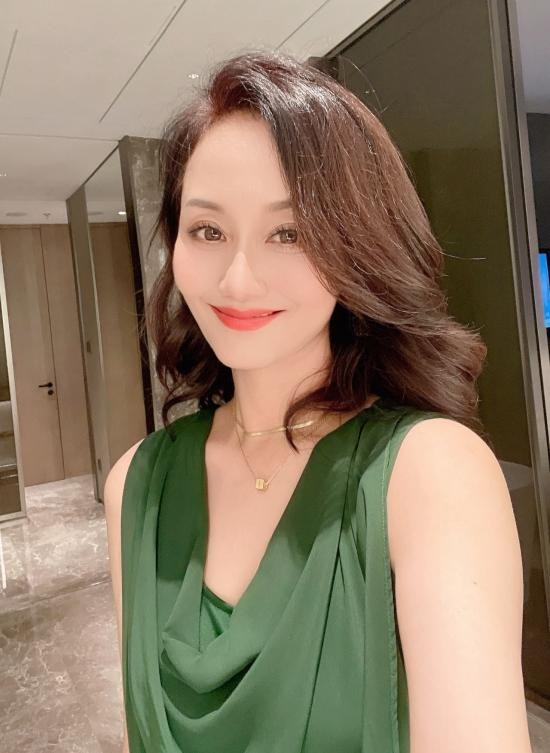 55岁老戏骨为妈妈庆生,母亲年过80仍皮肤紧致,气质绝佳被赞年轻|李颖
