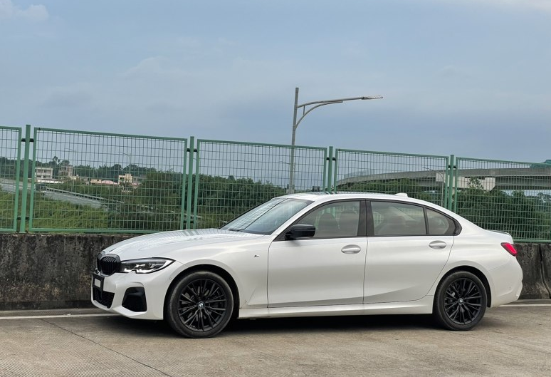 全新一代宝马三系原厂包围两侧就设计了很大的通风口造型,凸显了整车