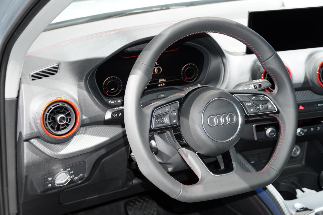 不过全新奥迪q2l的方向盘触感相当好,真皮的手感很优秀.