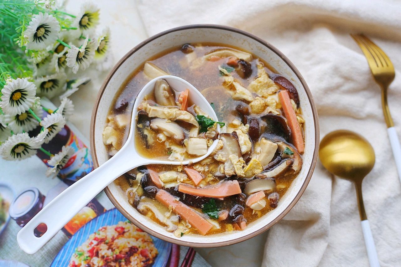 在家自制酸辣汤,酸辣开胃,一碗下肚,浑身都舒服,好喝又省钱