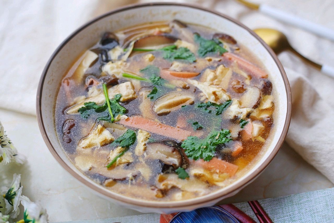 在家自制酸辣汤,酸辣开胃,一碗下肚,浑身都舒服,好喝又省钱