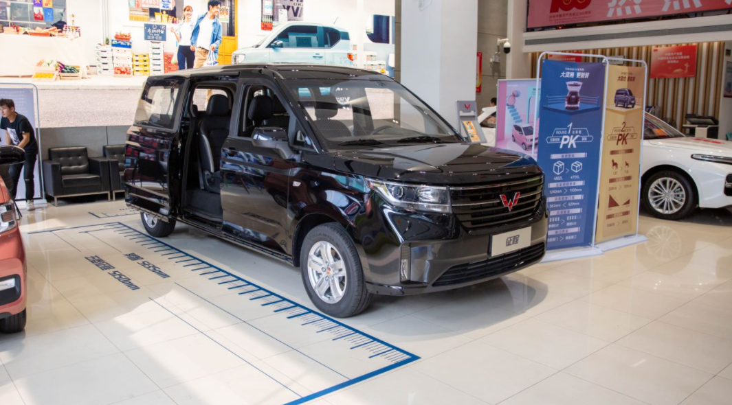 五菱的9座车正式上市,座椅可翻转,配1.5t与双侧滑门,7.58万起