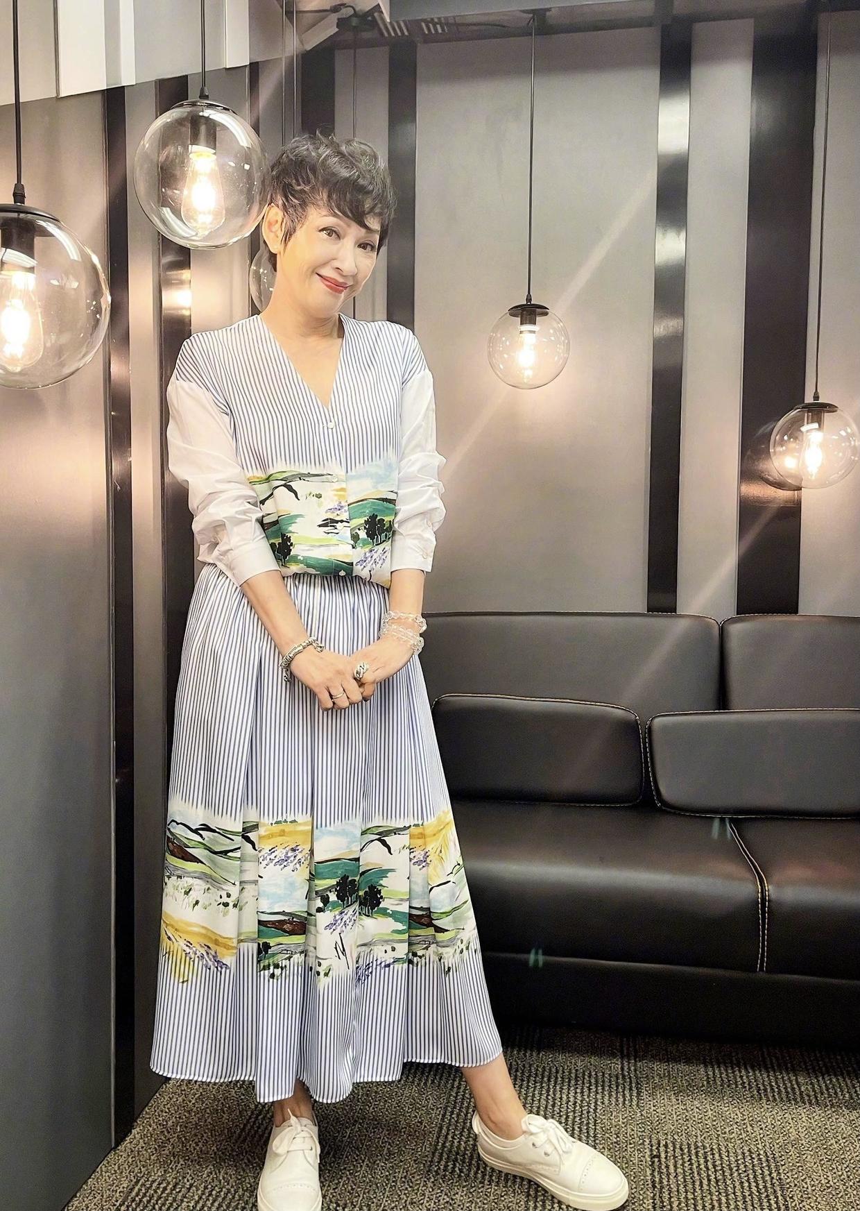 余安安不愧是发哥前妻一袭紫色礼服高贵精致身姿婀娜不输少女