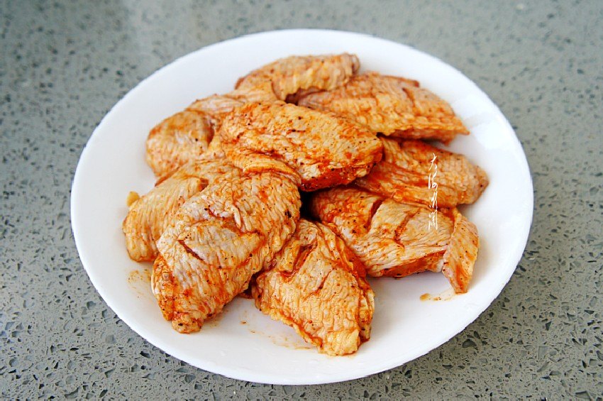 腌制好的鸡翅中取出,这样做鸡翅中,最好吃多少做多少,因为刚出炉的最