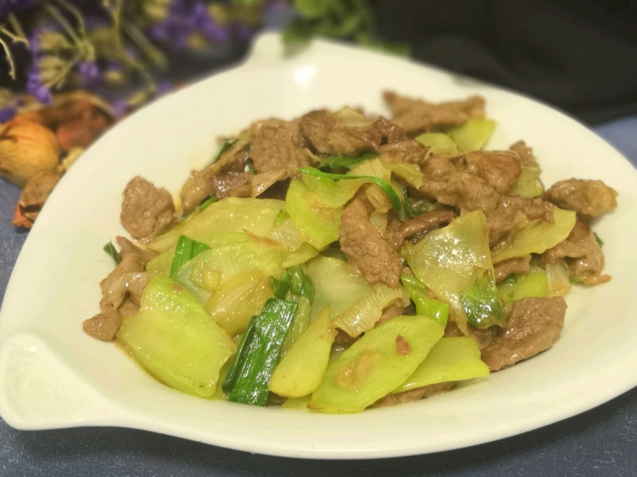 莴笋烧牛腩