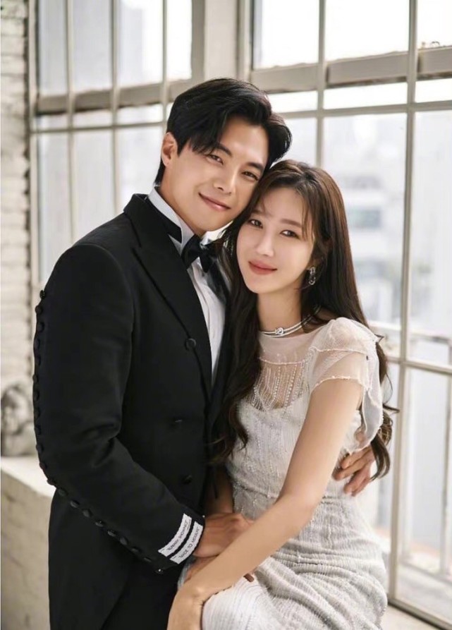 顶楼三终于杀青大合照秀莲洛根成大赢家穿婚纱西装真幸福