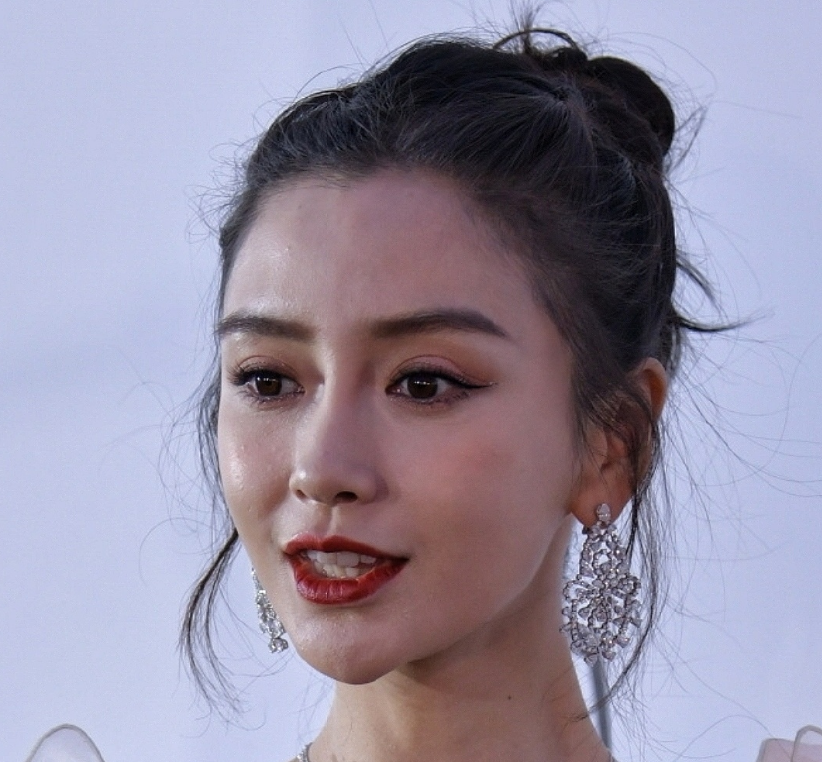 baby红毯生图也能做到脸型流畅,皮肤细腻光洁,毛孔也