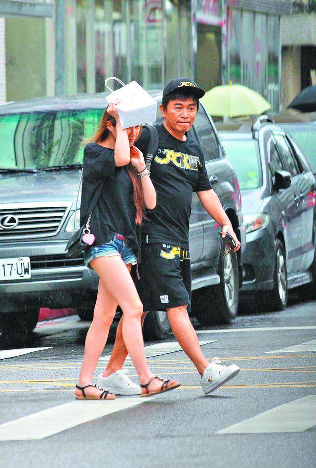 59岁吴宗宪晒全家福4名高颜值儿女曝光唯独少了老婆张葳葳