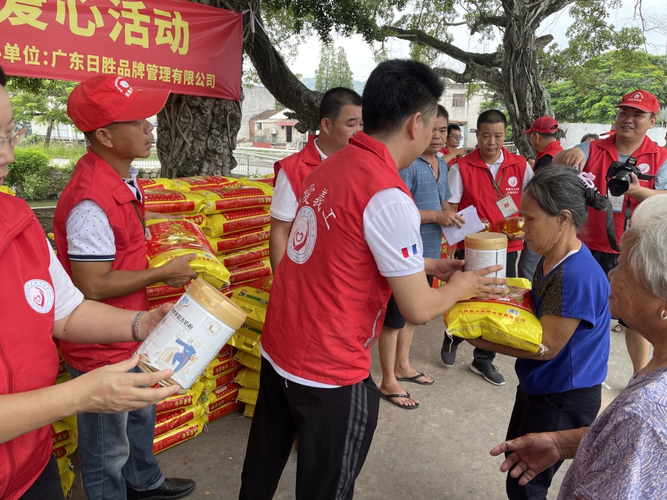 善举厚德,文明花开—广东日胜开展爱心捐赠活动,爱心助学暖人心