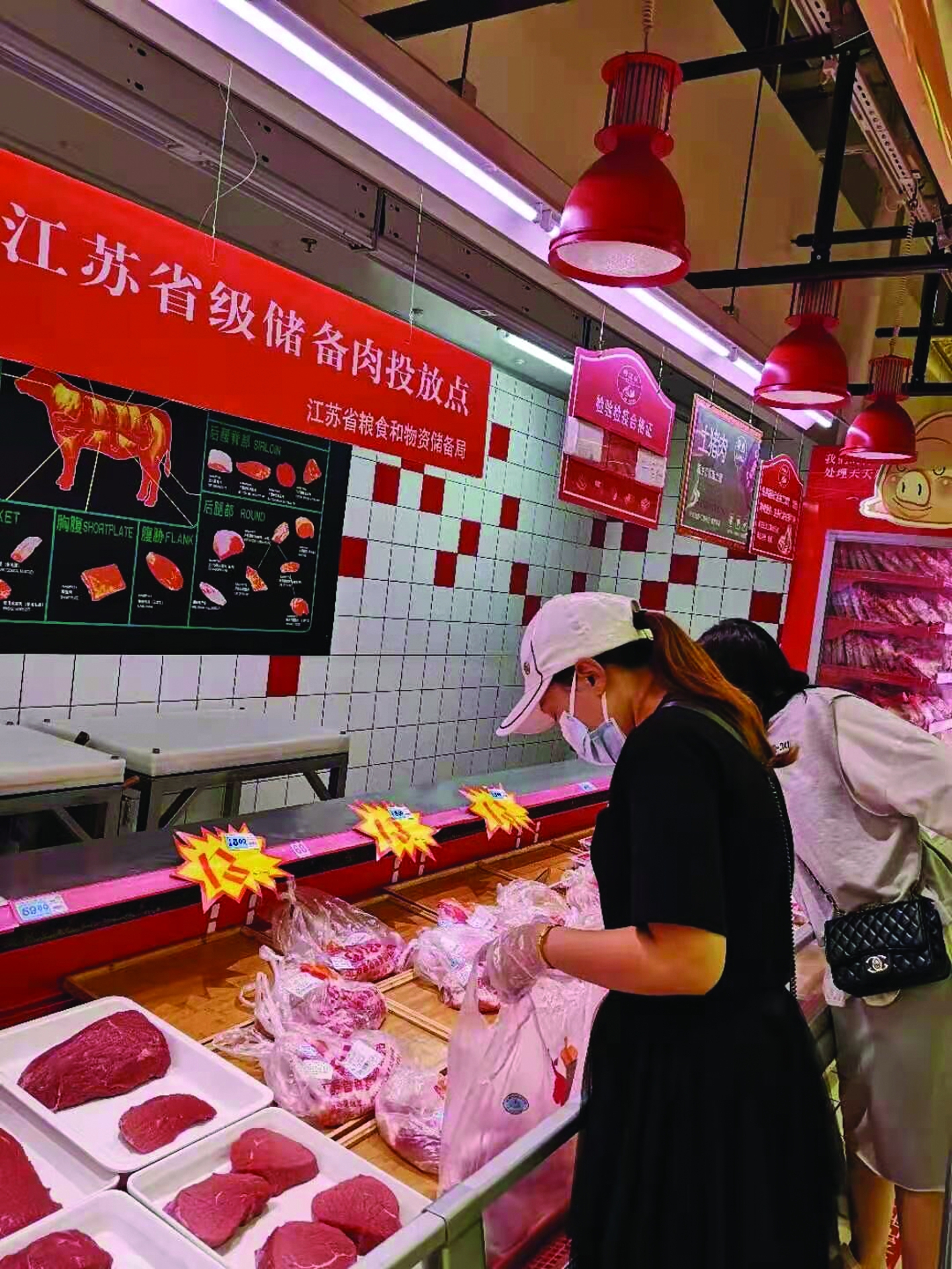 超市内买肉的市民. 陈高君 摄