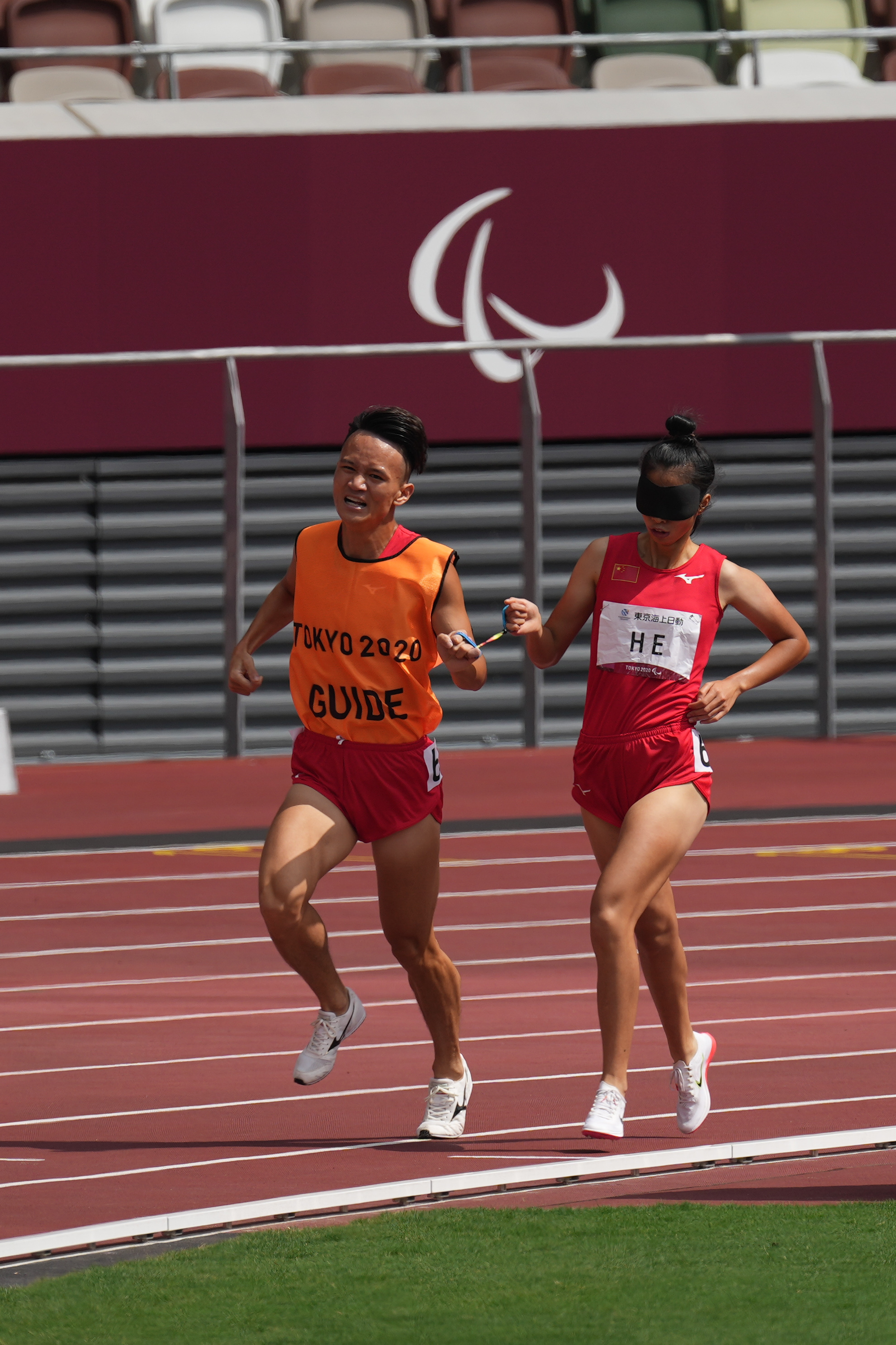 田径女子1500米t11决赛何珊珊获得第六名