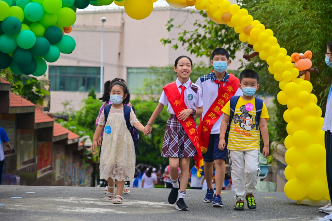 一年级小萌新开启新学期,稚嫩小表情打动你的心!