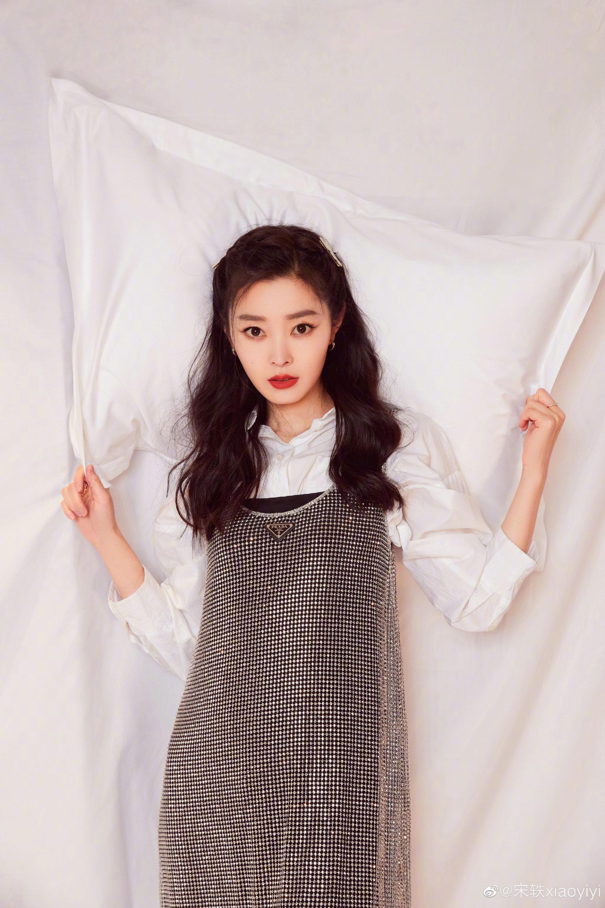 宋轶金属质感连衣裙写真曝光卷发红唇活泼又俏皮