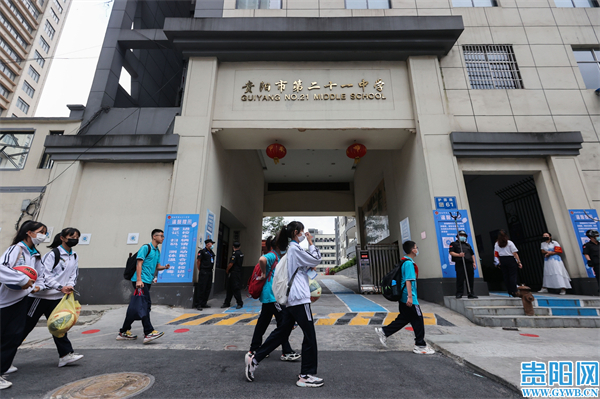 上午7点40分左右,记者来到南明区护国路贵阳市第二十一中学看到,学生